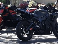 A minha bicicleta já tinha dono e estava bastante danificada, pelo que fui comprar um conjunto novo. O serviço de apoio ao cliente foi tão bom e rápido a responder às minhas perguntas que as minhas novas carenagens chegaram em cerca de um mês (muito mais rápido do que eu esperava). Eu coloquei-os e eles ficaram incríveis! Tive-os durante um bom tempo, mas recentemente acabei por deixar a minha moto de lado e as carenagens resistiram muito bem! Protegeram a minha bicicleta e sofreram a maior parte do impacto. Assim, não só ficaram incríveis como também resistiram muito bem e protegeram a minha bicicleta de qualquer dano maior. Agora estou à procura de algumas carenagens novas porque fizeram um trabalho incrível da última vez. Não se vão arrepender de comprar estas carenagens, eu prometo!