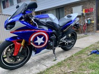 Então começamos pelo facto. Sei que esta empresa já existe há algum tempo. Sempre quis fazer um pedido. Mas sempre hesitou. Pá, como eu estava errado em hesitar. Do princípio ao fim. Os funcionários são nada menos que fantásticos e adoráveis. Do Erick com a sua comunicação consistente. Para as outras pessoas que me estão a ajudar a separar uma peça que vai ser substituída. Não tenho nada além de amor. E o preço. Comparado com outras empresas. Os seus preços refletem o cuidado e o esforço investidos na sua qualidade. Não há igual. Estão em uma categoria única. também não podemos esquecer o ponto principal em relação às carenagens. MONTAGEM. O encaixe, sinceramente, era impecável. Sem perfuração. Sem cortes. Tudo se encaixou perfeitamente onde deveria, com facilidade.